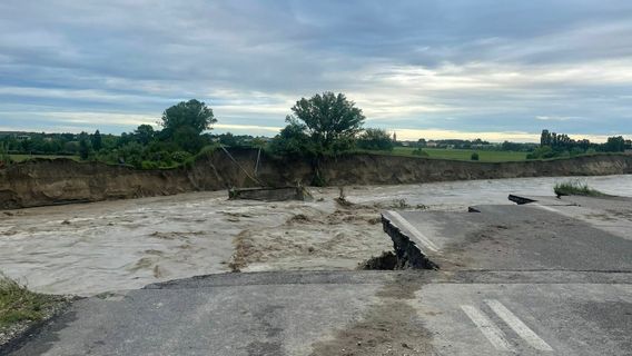 23,000人がいまだに避難を余儀なくされ、600の道路がイタリアを襲った洪水の後、閉鎖された