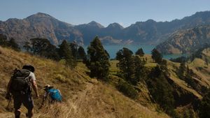 Russes tombent sur le mont Rinjani