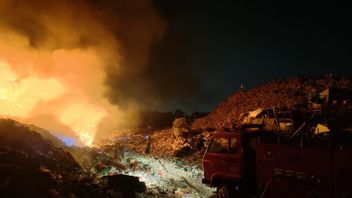 今晚2023年旱季的火灾垃圾填埋场袭击了巴孔楠榜垃圾填埋场