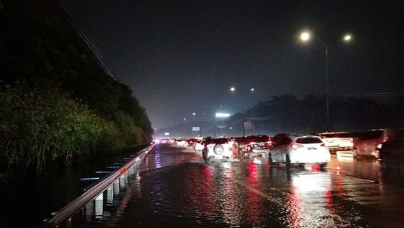 ジャゴライKM 12+800の有料道路は浸水し、1-2のラジュールは通過できません