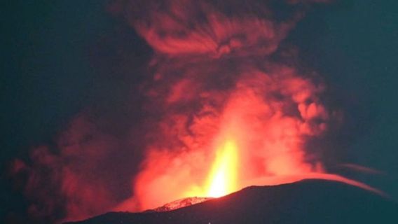 伊布山再次爆发,700米高空投掷皮贾尔熔岩