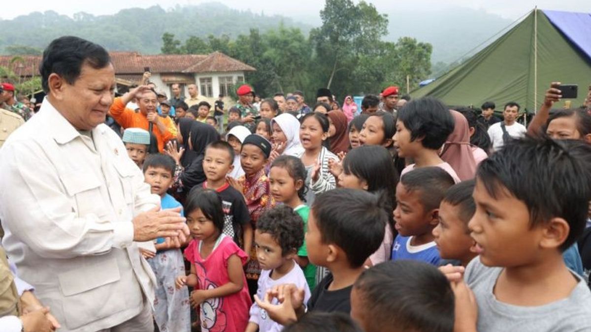 回到Cianjur访问，普拉博沃了解受地震影响的居民的需求