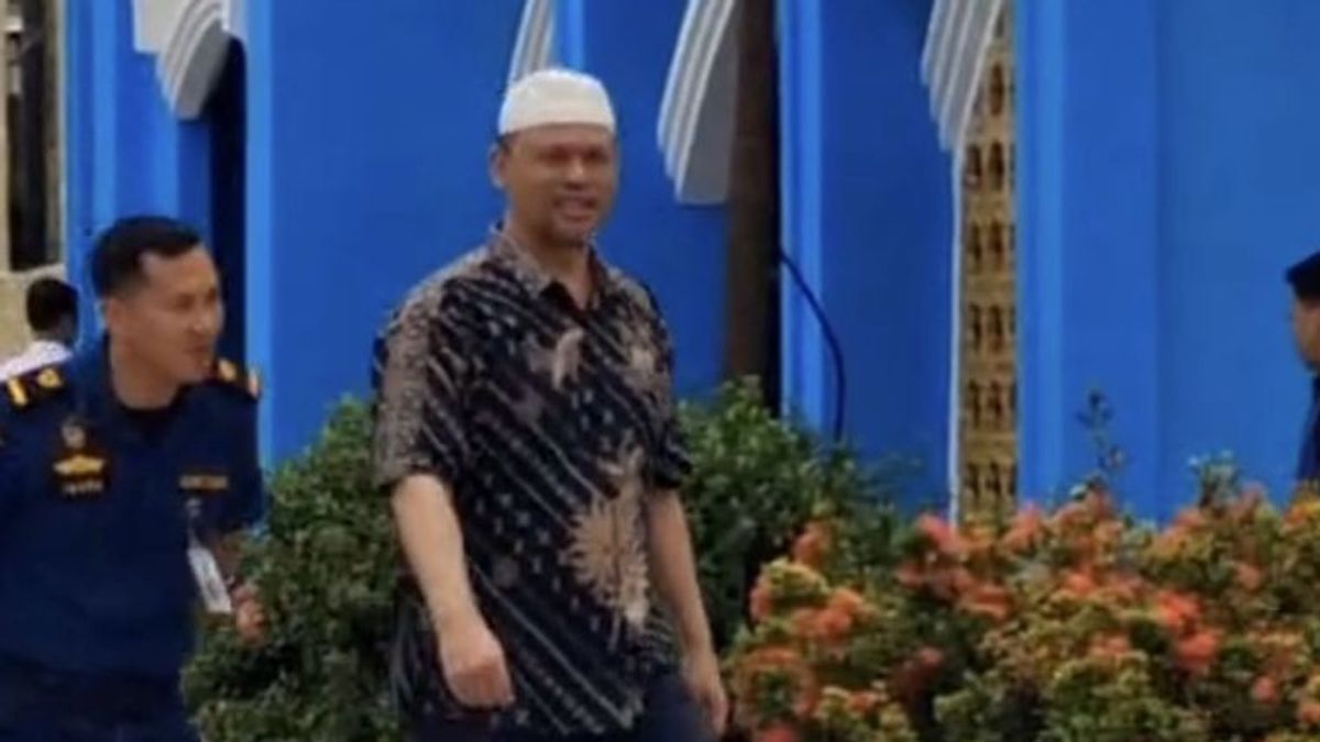 Napi Korupsi yang Keluyuran ke Kedai Kopi Dikawal Petugas Dipindahkan ke Sel Isolasi