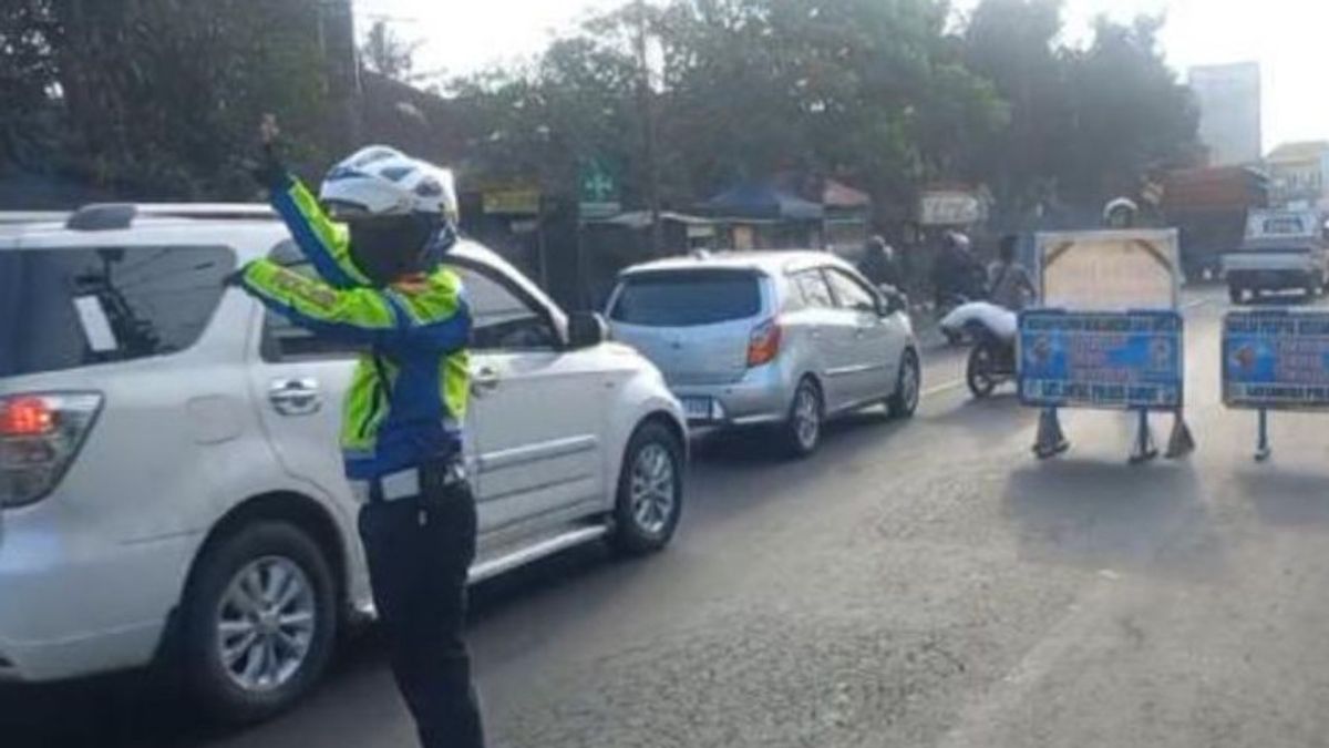 Police Implement One Way In The Limbangan-Malangbong Market Area