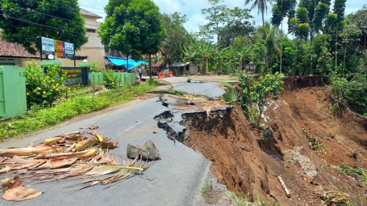 Landslides In Tasikmalaya Parungponteng, BPBD Proposed To The Public Works Department To Build Emergency Roads For Citizen Activities