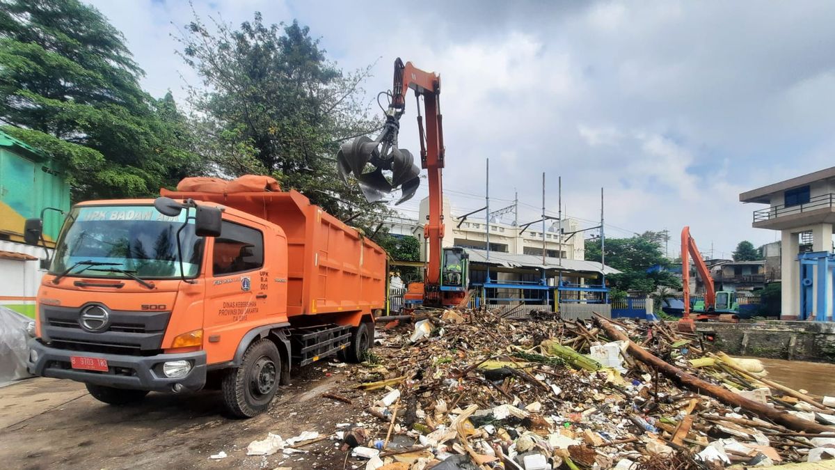 Tumpukan Sampah di Pintu Air Manggarai Kiriman Depok yang Terbawa Arus di Kali Ciliwung