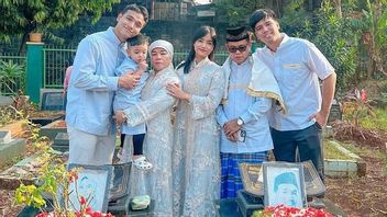 Fuji Ajak Gala Sky Rayakan Lebaran dengan Ziarah ke Makam Vanessa Angel