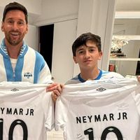 Neymar Hadiahkan Jersey Santos Nomor 10 kepada Anak Lionel Messi
