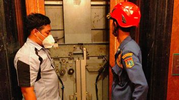 停电，Jalan Jenderal Sudirman豪华公寓的居民被困在20楼的电梯里