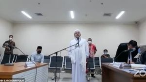 Rizieq Shihab Salat, Hakim Skors Sidang Kasus Prokes Megamendung
