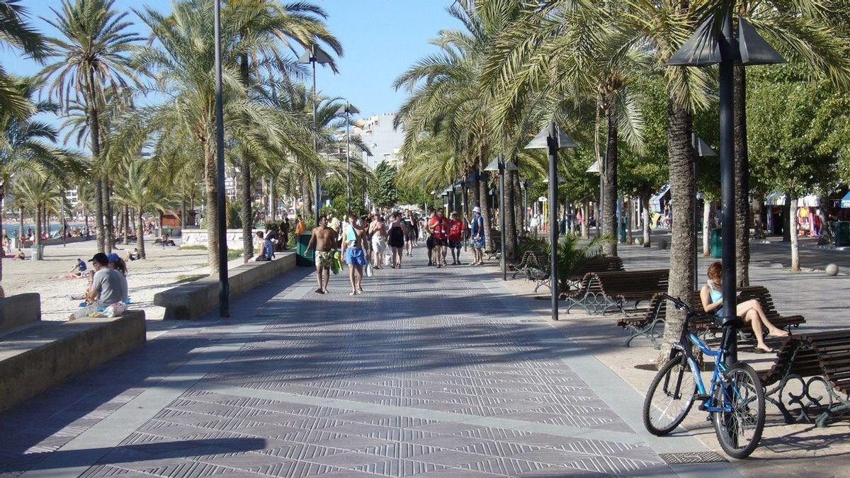 夏休み、スペインのこの海辺の地区は、水着を着てボールジャージを着た観光客がレストランに入ることを禁止しています