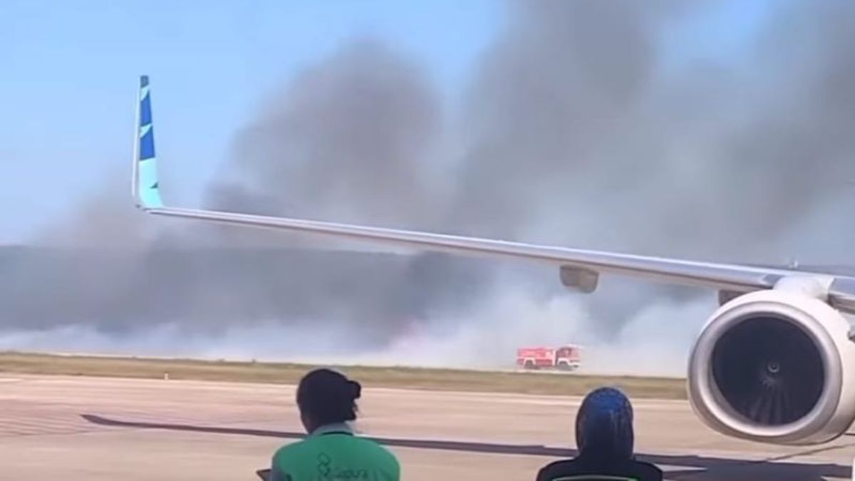 Kebakaran di Area Landasan Ganggu Penerbangan di Bandara El Tari Kupang