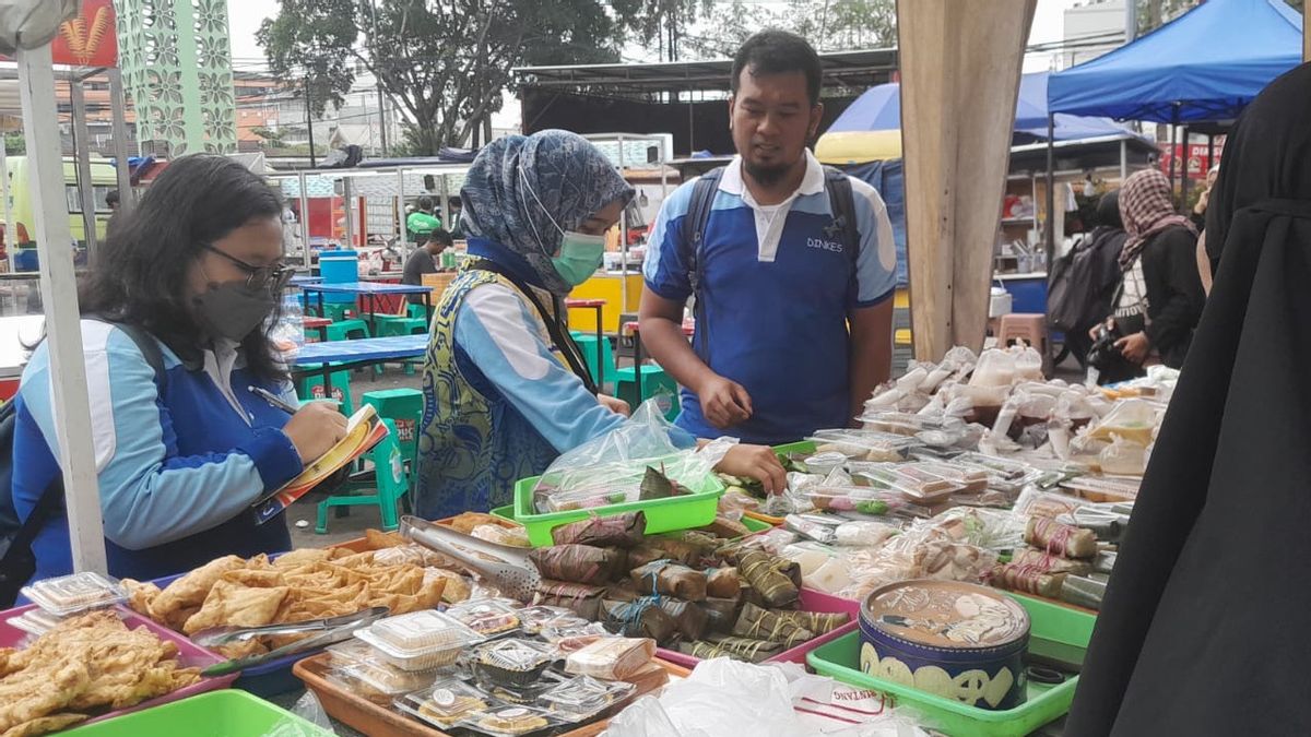 Sidak di Pasar Lama Tangerang, Petugas Kesehatan Periksa Takjil dengan Rapid Tes