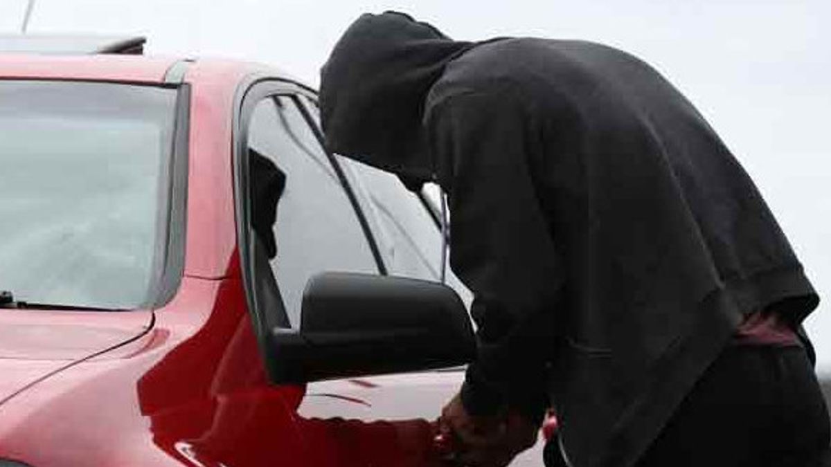 Un Conducteur Laissé Derrière Demande Une Adresse Aux Résidents, Une Voiture D’expédition Emmenée Par Des Voleurs