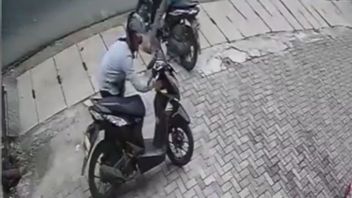 Dor! Suddenly The Residents' Guts After Motorcycle Thief In Ciracas Fired A Shot Into The Air