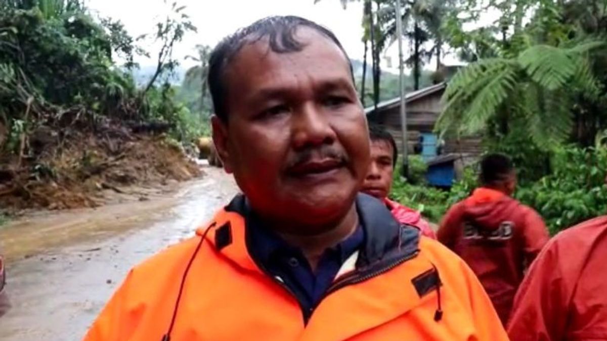 Evacuation Of Landslide Material On The Padang-Solok Line, BPBD Uses Two Heavy Equipment