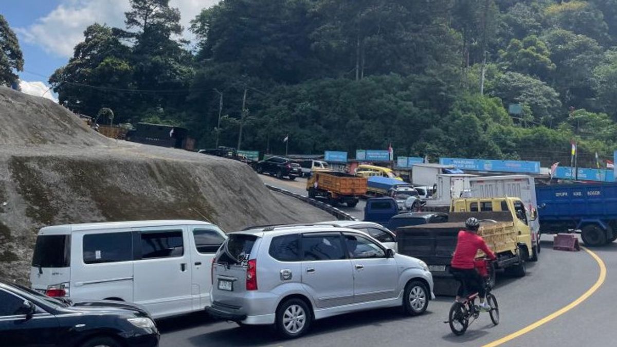 35 Ribu Kendaraan Lintasi Jalur Puncak Bogor, Polisi Berlakukan Rekayasa Lalin