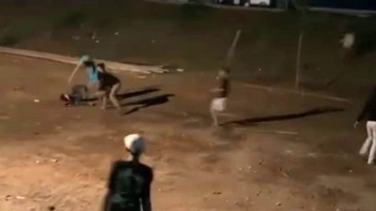 Sad, Two Teenage Groups Attack Each Other With Sharp Weapons, Residents Can Only Shout 'Stab' While Recording Using Mobile Phones