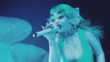 Melanie Martinez's Microphone Suddenly Dies While Raising The Palestinian Flag