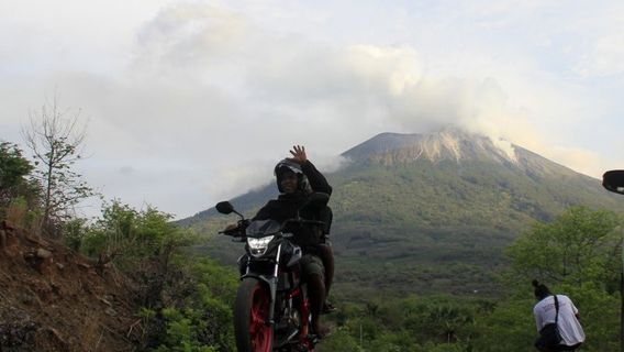 在大雨中提防伊利·勒沃托洛克山的冷熔岩