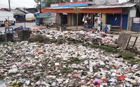 Warga Keluhkan Tumpukan Sampah di Kalimati Tangerang