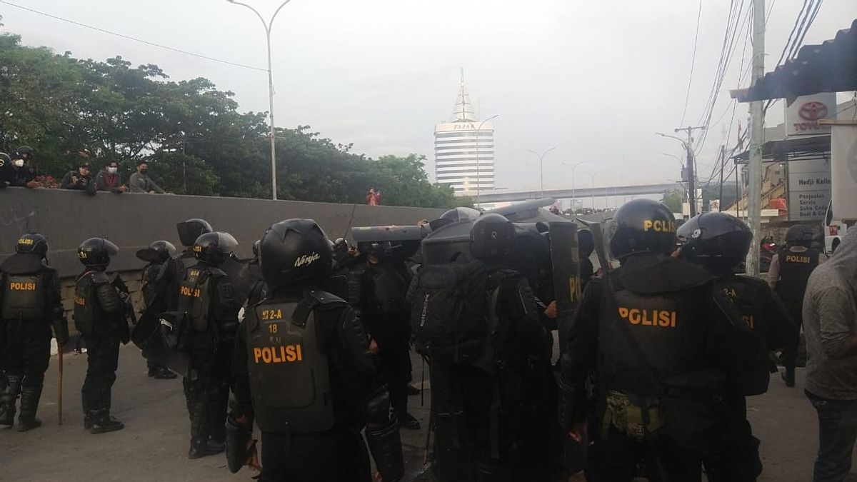 Demo Mahasiswa Makassar di DPRD Sulsel Ricuh, Massa Dipukul Mundur dengan Gas Air Mata