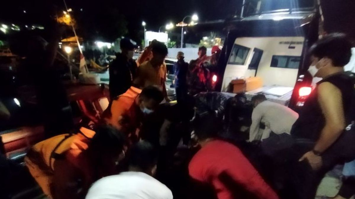 救援队疏散在粉红海滩死亡的游客