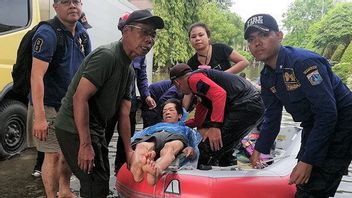 Saat Banjir Melanda, Siapa Orang Pertama yang Perlu Diselamatkan? Ini Jawaban Petugas PKP Jakbar