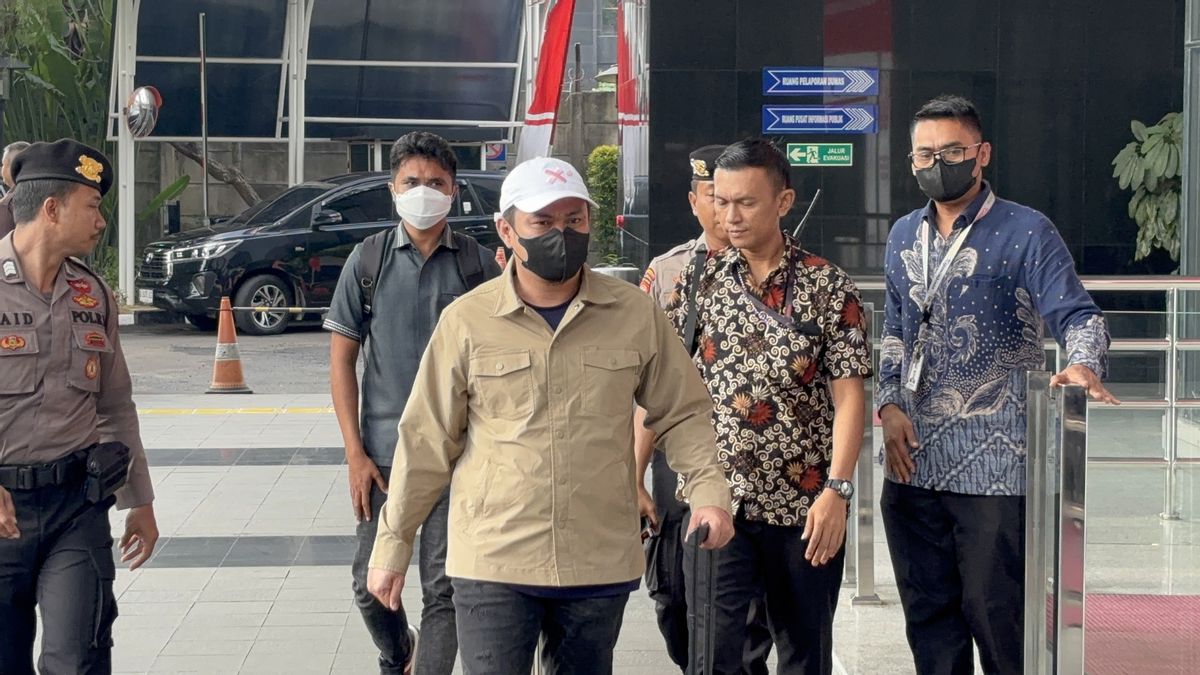 抵达KPK大楼,东科拉卡摄政王Abdul Azis Kukuh Bantah Kena OTT