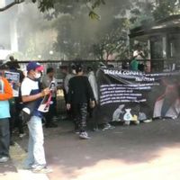 Elemen Mahasiswa Bakar Ban di Kawasan Patung Kuda Soal Kasus Korupsi BTS Kominfo