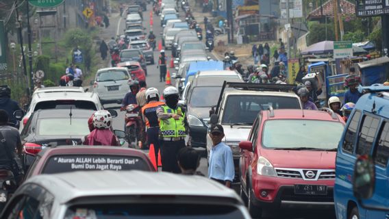 年末年始の終わりに、60,000台の車両がプンチャック経由でジャカルタに戻ります