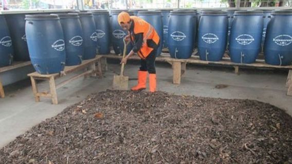 Petugas PPSU Palmerah Daur Ulang 3 Ton Sampah Menjadi Pupuk Kompos