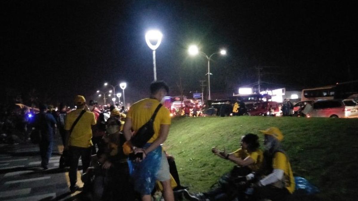 Because The Bus Is Stuck In Traffic, Hundreds Of Mandalika MotoGP Spectators Walk To The Parking Area