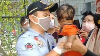يشتبه الاكتئاب ، والأم في Cengkareng يلقي طفلها في بركة 