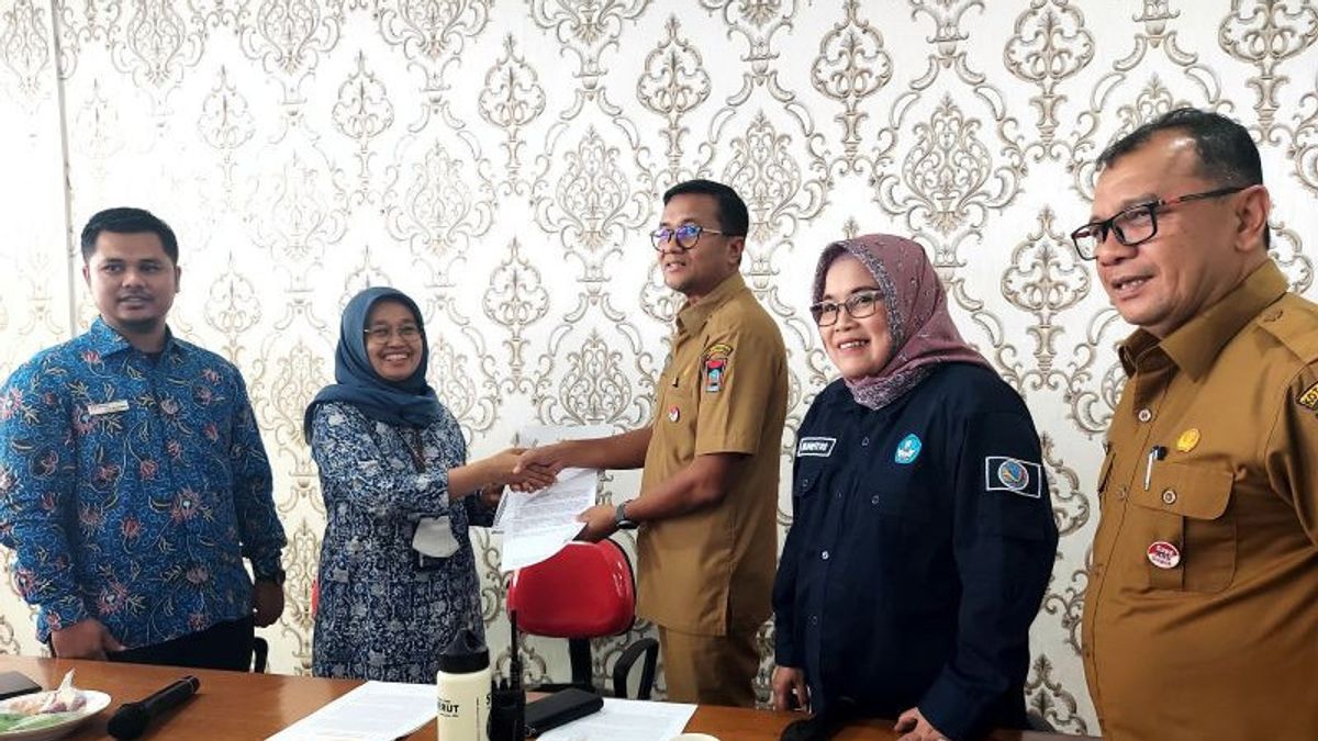 The Ombdusman Of West Sumatra Mediation Of The Student Guardian Who COMplaints His Children Don't Accept Examination Number Because They Haven't Paid Uniforms