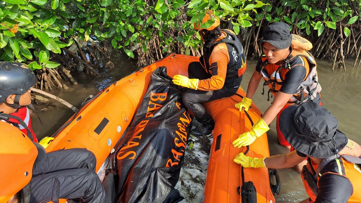 行方不明の釣り人がナガベイビーチタンゲランで溺死し、マングローブ林で立ち往生している死体を発見