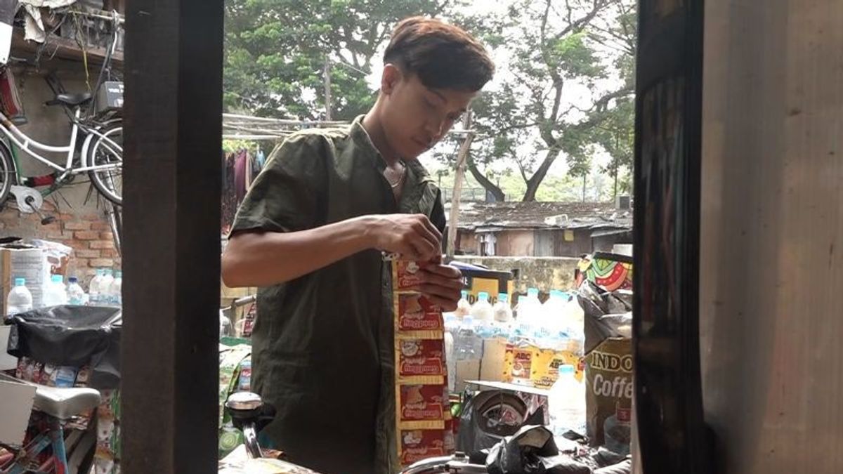 vacances de Noël, un vendeur de café à Merak Laris Manis Pelabuhan