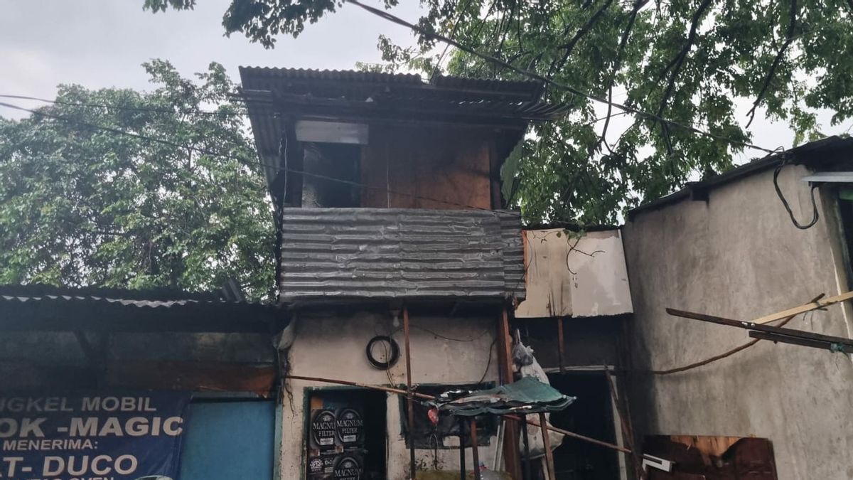 Residents' House On Pramuka Street Caught Fire After Being Struck By Lightning