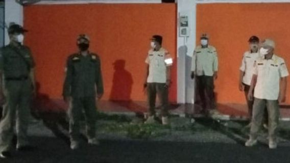 This Morning, Satpol PP Raided PPKM In Cakung, Met A Coffee Shop Violation And Immediately Sealed It