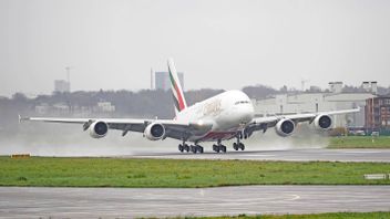 阿联酋航空A380飞机成功降落在法国,尽管机翼受损,机组人员和乘客幸存下来。