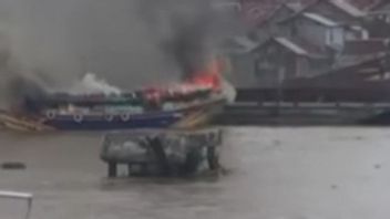 Kapal Jukung Angkut 40 Ton Beras Terbakar di Sungai Musi Palembang