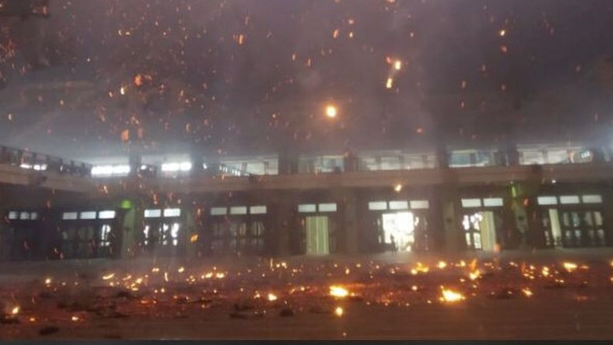イスラミックセンターモスクドーム火災、警察は4人の建物労働者を呼ぶ