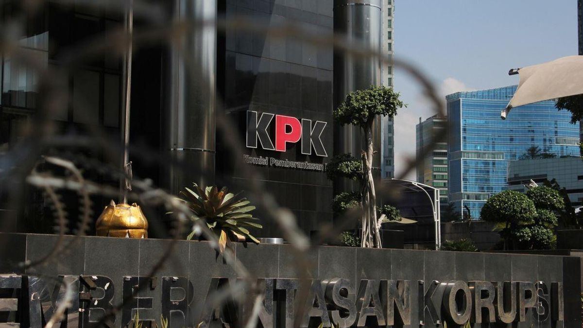 أبلغت الشرطة بعد طلقات الليزر 'يجرؤ على أن نكون صادقين أطلقت' لمبنى KPK، غرينبيس اندونيسيا الخلط