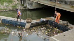 Atasi Banjir Sampah di Sungai Krueng Daroy dan Krueng Doy, DLHK3 Banda Aceh Gunakan Kubus Apung