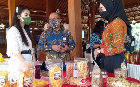 Gaya Anggun Selvi Ananda, Rambut Digerai Gunakan Brokat Putih Beli 'Jajanan' Donat untuk Jan Ethes