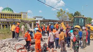 Un bâtiment sur le marché de Wameo, Baubau, a déchiré une équipe de 2 personnes à véhicules