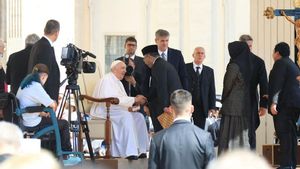 Sembari Pegang Tangan Paus Fransiskus di Vatikan, Menag Yaqut Menyapa: Berkah Dalem Yang Mulia