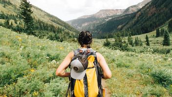 Daftar Perlengkapan Mendaki Gunung untuk Wanita yang Wajib Dibawa