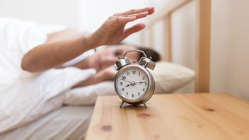 すりおろしていることが証明されています!自然にアラームなしで朝に目を覚ます方法