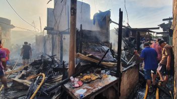 パルプマンのガスストーブが爆発し、メンテン・ジャクプスの数十軒の半永久的な家屋が焼失